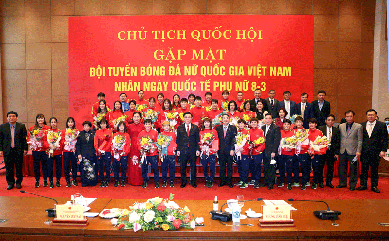 Chủ tịch Quốc hội Vương Đình Huệ trao tặng hoa chúc mừng tập thể đội tuyển nữ Việt Nam. Ảnh: TTXVN