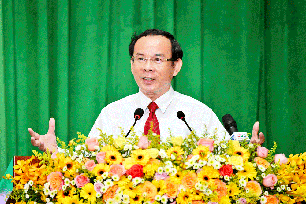 Secretary of HCMC Party Committee Nguyen Van Nen is delivering his speech in the meeting. (Photo: SGGP)