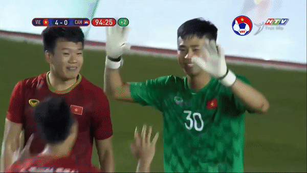 Thủ môn Văn Toản xuất sắc cản phá quả phạt 11m của cầu thủ gốc Việt Keo Sokpheng