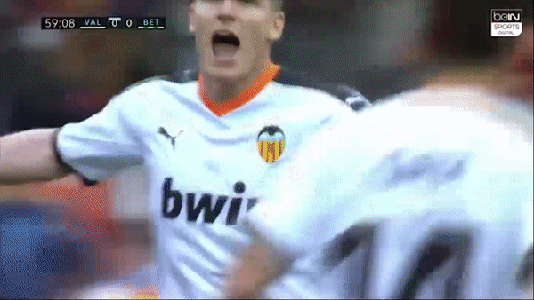 Valencia - Real Betis 2-1: Gameiro, Daniel Parejo tỏa sáng, Moron rút ngắn tỷ số phút bù giờ