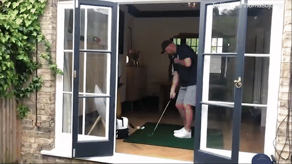Golfer nổi tiếng Đan Mạch Thomas Bjorn "bẽ mặt" khi đánh cú smash bể kiếng nhà mình
