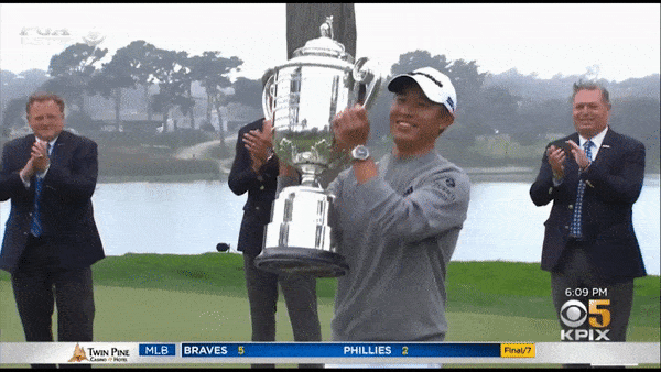 Golfer trẻ Collin Morikawa mừng quá, đánh rơi nắp cúp PGA Championship