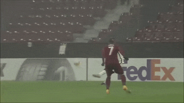 CFR Cluj - AS Roma 0-2: Gabriel Debeljuh phản lưới nhà, Jordan Veretout ấn định chiến thắng trên chấm penalty