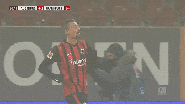 Augsburg - Eintracht Frankfurt 0-2: Raphael Framberger phản lưới nhà, Stefan Ilsanker ấn định chiến thắng