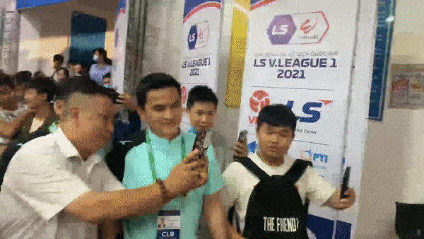 Khán giả sân Thống Nhất vây kín Kiatisuk, tận mắt thấy Zico Thái giỏi tiếng Việt