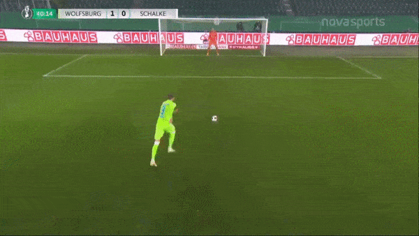 Wolfsburg - Schalke 1-0: Weghorst hỏng ăn penalty nhưng kịp sửa sai lầm bằng bàn thắng duy nhất