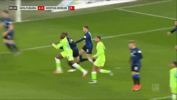 Wolfsburg - Hertha Berlin 2-0: Lukas Klunter phản lưới nhà, Maxence Lacroix đánh đầu đẹp mắt, Marin Pongracic nhận thẻ đỏ rời sân