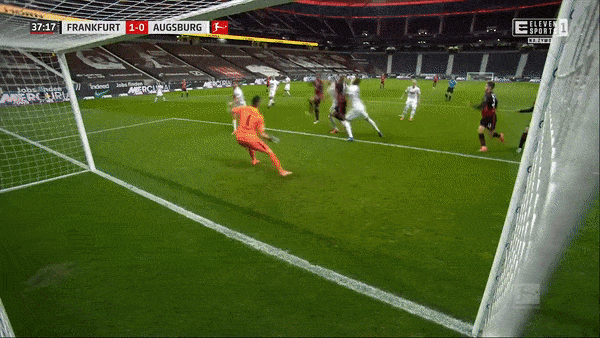 Eintracht Frankfurt - Augsburg 2-0: Daichi Kamada kiến tạo, Martin Hinteregger đánh đầu khai bàn, Andre Silva ấn định chiến thắng
