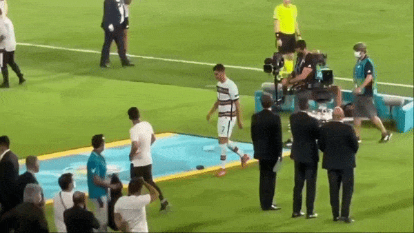 Thua Bỉ, ngôi sao Ronaldo bức xúc ném và đá băng thủ quân Bồ Đào Nha