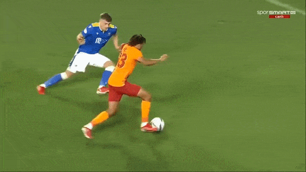 Galatasaray - St.Johnstone 1-1: Tâm điểm 4 phút, Muslera nhận thẻ đỏ, Jason Kerr mở bàn trên chấm penalty, Sacha Boey lập tức gỡ hòa