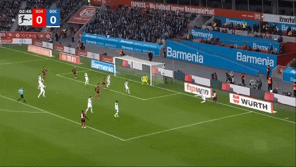 Leverkusen vs Bochum 1-0: Amine Adli đánh đầu bất ngờ khiến thủ thành Manuel Riemann phạm sai lầm