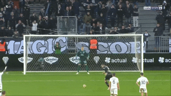 Angers vs Lorient 1-0: Thomas Mangani ghi bàn thắng duy nhất trên chấm penalty, giành gọn 3 điểm