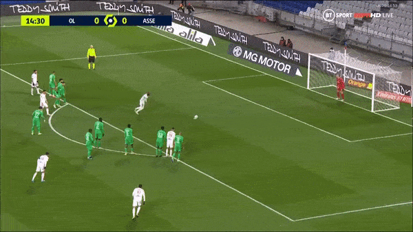 Lyon vs Saint Etienne 1-0: Kolodziejczak phạm lỗi vòng cấm, Moussa Dembele ghi bàn duy nhất trên chấm penalty