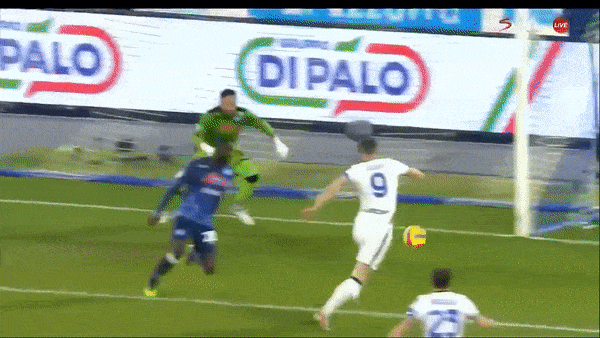 Napoli vs Inter 1-1: Lorenzo Insigne mở bàn trên chấm penalty, Edin Dzeko dứt điểm cận thành cứu thua, Inter vẫn hơn Napoli 1 điểm và dẫn đầu Serie A