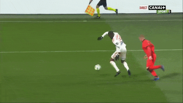 Lyon vs Nice 2-0: Moussa Dembele khai bàn trên chấm penalty, Tanguy Ndombele kiến tạo, Toko Ekambi đệm bóng cận thành chốt hạ chiến thắng
