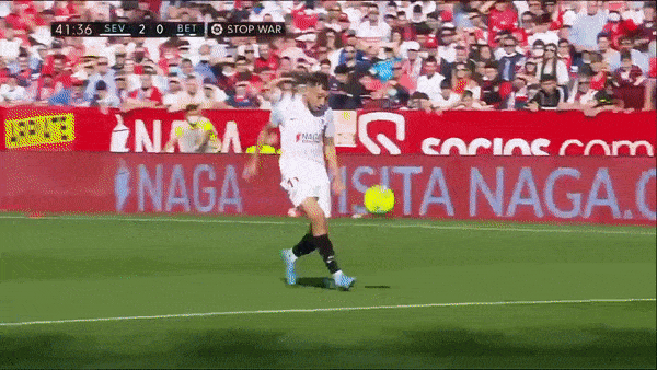 Sevilla vs Real Betis 2-1: Ivan Rakitic mở bàn trên chấm penalty, Munir El Haddadi nhân đôi tỷ số, Sergio Canales ghi bàn danh dự phút bù giờ