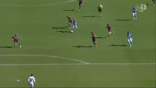 Napoli vs Genoa 3-0: Victor Osimhen mở bàn, Lorenzo Insigne nhân đôi tỷ số từ chấm penalty, Stanislav Lobotka chốt sổ chiến thắng đậm đà