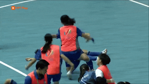 Futsal Nữ Việt Nam vs Futsal Nữ Thái Lan 1-2: Pattita, Mutita tỏa sáng, Ngọc Hoa lập công, thầy trò HLV Trương Quốc Tuấn chỉ nhận HCB SEA Games 31