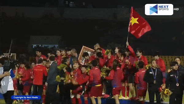 Nữ Việt Nam vs Nữ Thái Lan 1-0: Dương Thị Vân chọc khe, Huỳnh Như ghi bàn duy nhất, thầy trò HLV Mai Đức Chung giành HCV
