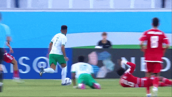 U23 Saudi Arabia vs U23 UAE 2-0: Ayman Yahya tỉa bóng tinh tế, Saud Abdulhamid chốt hạ chiến thắng trên chấm penalty, Khamis Alnuaimi bị thẻ đỏ