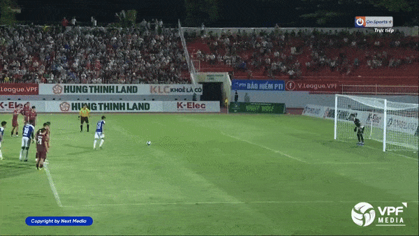 Bình Định vs Đà Nẵng 0-1: Thủ thành Tuyên Quang phạm lỗi vòng cấm, Phi Hoàng tận dụng cơ hội ghi bàn trên chấm peantly