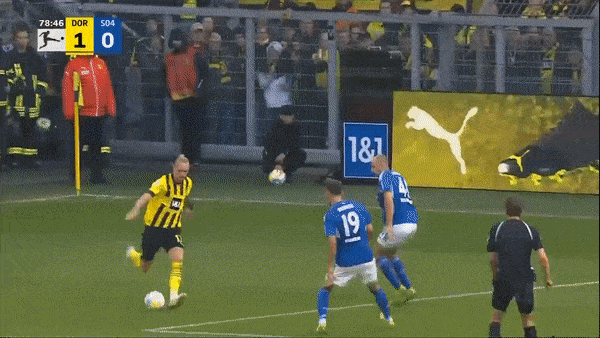 Borussia Dortmund vs Schalke 1-0: Marius Wolf tạt bóng, Moukoko bật cao đánh đầu ghi bàn duy nhất, Dortmund tạm dẫn đầu Bundesliga
