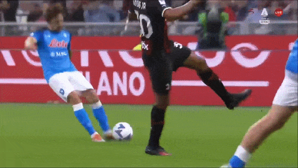 AC Milan vs Napoli 1-2: Politano mở bàn, Hernandez căng ngang, Giroud đệm bóng gỡ hòa, Simeone đánh đầu ấn định ngôi đầu Serie A