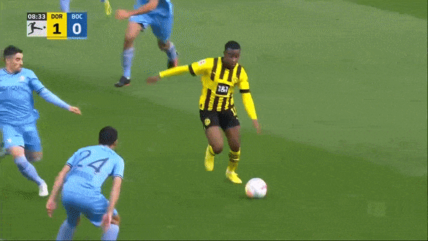 Borussia Dortmund vs Bochum 3-0: Moukoko xuất thần cú đúp đẹp mắt, Reyna chốt hạ chiến thắng cho Dortmund trên chấm penalty