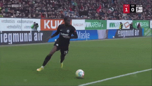 Augsburg vs Eintracht Frankfurt 1-2: Mergim Berisha mở bàn phút đầu tiên nhưng Sebastian Rode gỡ hòa, Ansgar Knauff ngược dòng giành 3 điểm