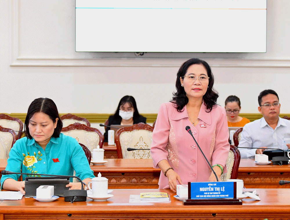 市人民議會主席阮氏麗在會上發言。