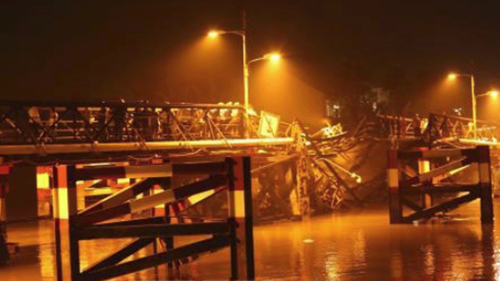 Collapse scene of Long Kien bridge (Photo:VNA)
