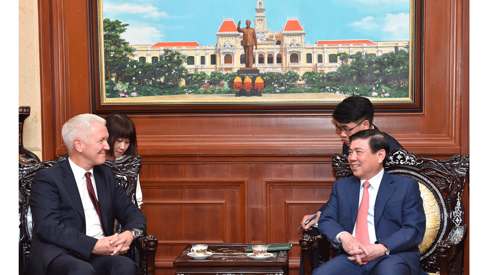 Chairman of the Ho Chi Minh City People’s Committee Nguyen Thanh Phong receives newly-appointed ambassador of Switzerland to Vietnam Ivo Sieber (Photo: Viet Dung)