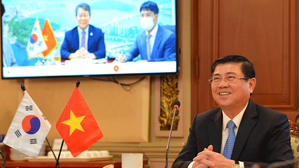 Chairman of Ho Chi Minh City People's Committee Nguyen Thanh Phong at an online meeting (Photo:Viet Dung)