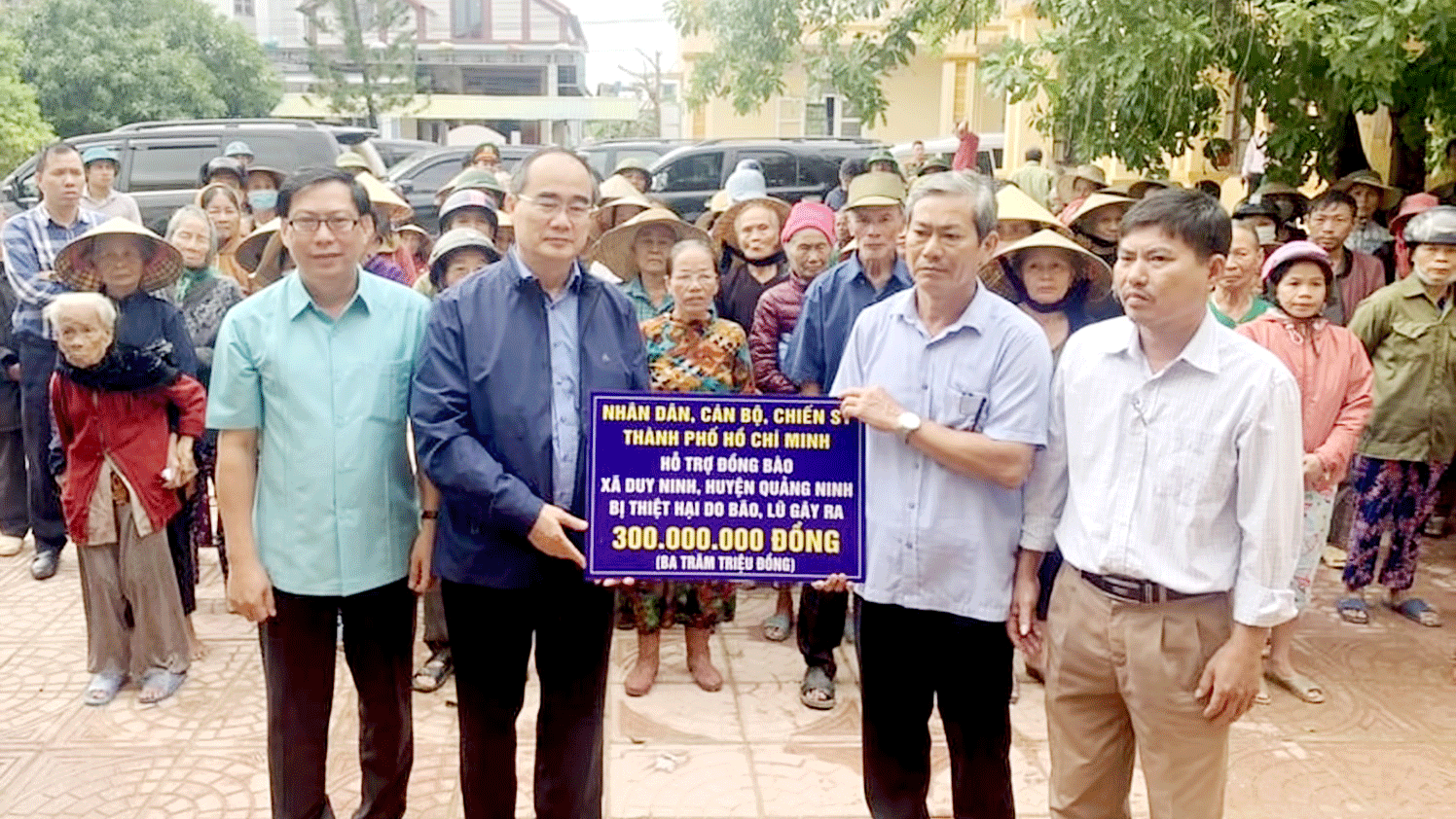 Head of the Ho Chi Minh City delegation of National Assembly deputies Nguyen Thien Nhan hands over VND300 million (US$12,912) to support flood-hit residents in Duy Ninh Commune, Quang Ninh District, Quang Binh Province. 