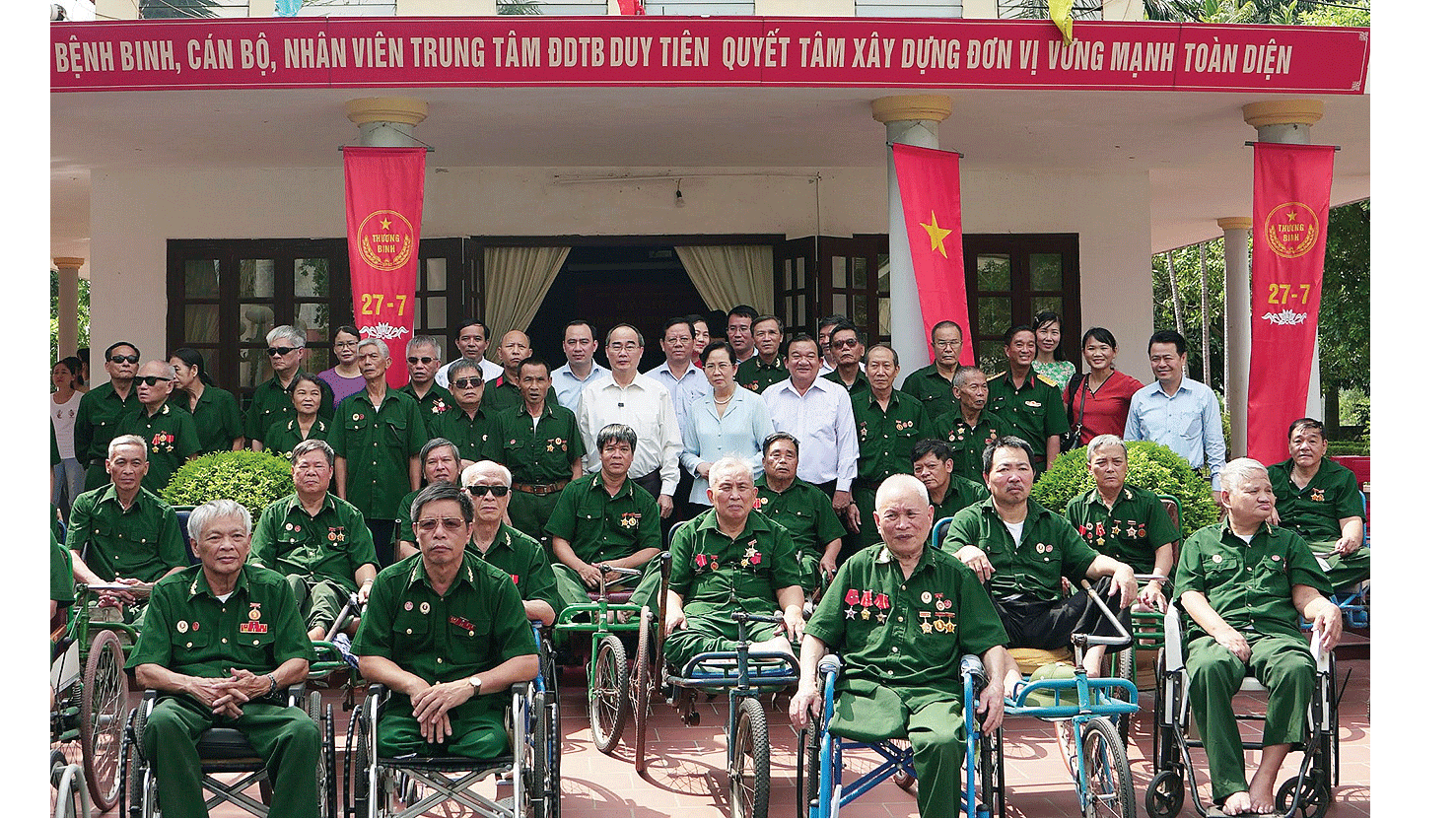 Secretary of the Ho Chi Minh City Party Committee Nguyen Thien Nhan visits and presents gifts to wounded soldiers in Ha Nam Province. (Photo: SGGP)