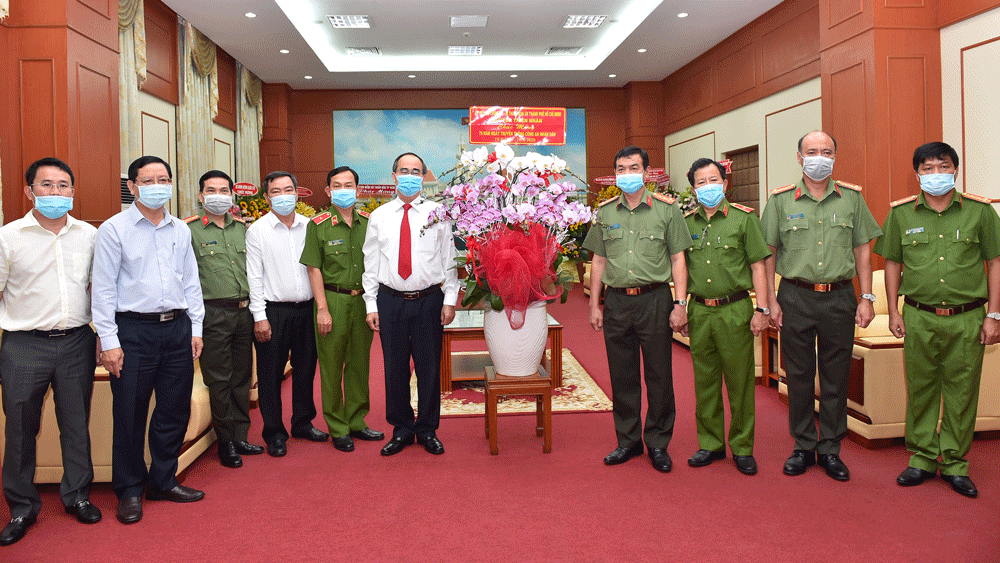 Secretary of the Municipal Party Committee Nguyen Thien Nhan congratulates the Ho Chi Minh City Police Department on the 75th anniversary of the establishment of the people’s police forces.