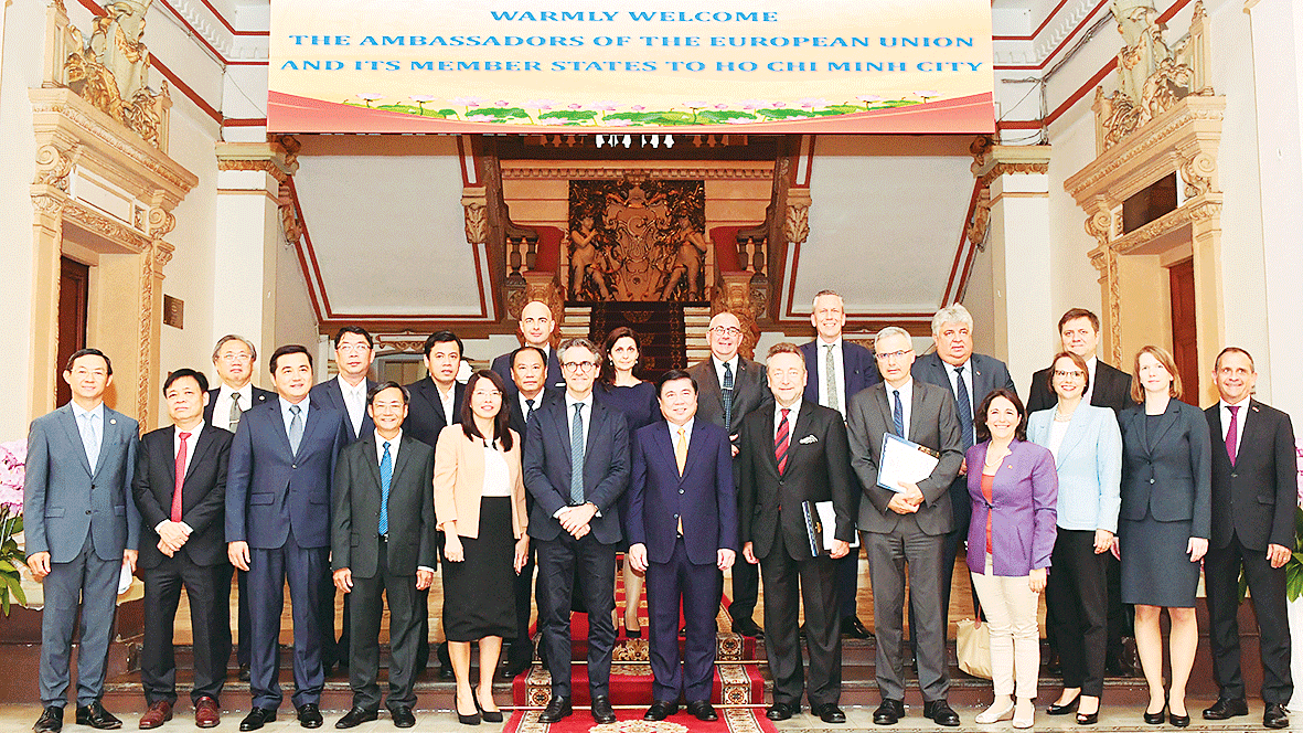 Chairman of the People’s Committee of HCM City Nguyen Thanh Phong receives a delegation of ambassadors from European Union (EU) member countries. (Photo: SGGP)