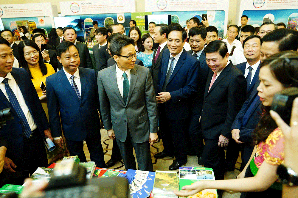 Deputy Prime Minister Vu Duc Dam and Chairman of the People’s Committee of HCMC, Nguyen Thanh Phong  attend an exhibition of local tourist products. (Photo: SGGP)