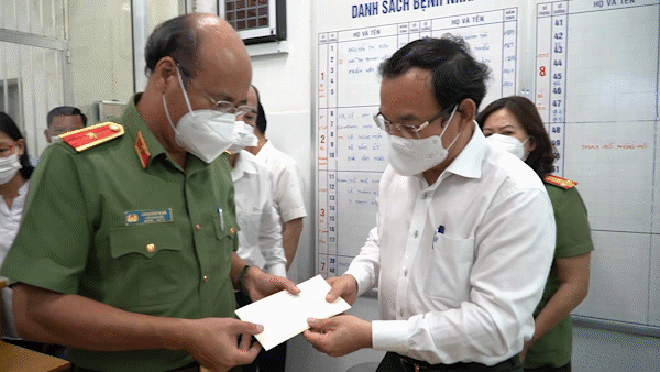 Secretary of the municipal Party Committee Nguyen Van Nen comes to Cho Ray Hospital to visit a Lieutenant colonel of Phu Trung Ward’s Police in Tan Phu District who is the 8944th Covid-19 patient. (Photo: SGGP)