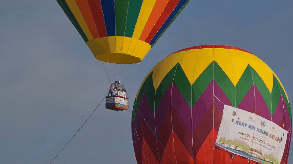 Local people, visitors firstly enjoy hot air balloon festival in Hoi An