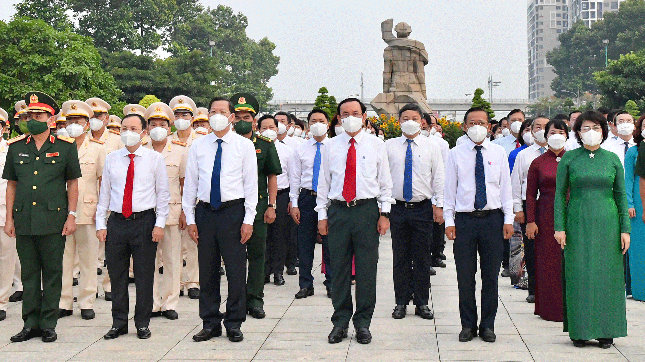HCMC Party Committee Secretary Nguyen Van Nen (C) leads a delegation of leaders of the City to visit Ho Chi Minh City Martyrs' Cemetery  on April 28.