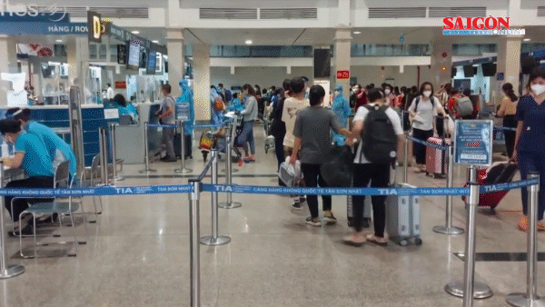 Tan Son Nhat Airport is extremely overloaded.
