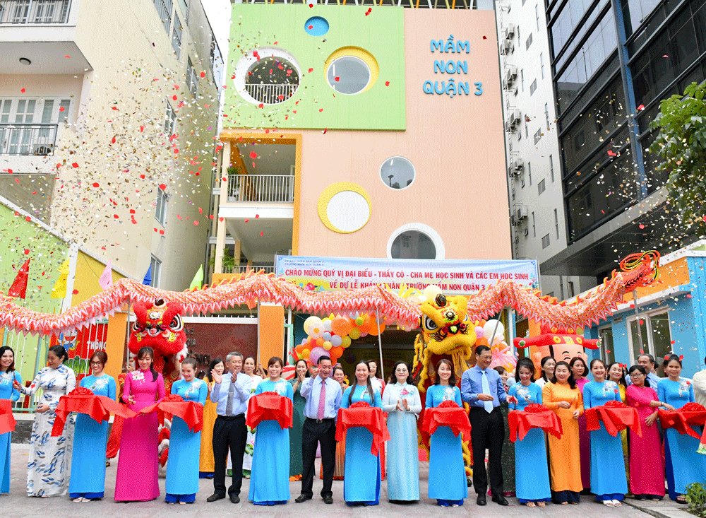 Chairwoman of the People’s Council of HCMC Nguyen Thi Le (C) and leaders of District 3  cut a leaf ribbon to inaugurate the kindergarten. 