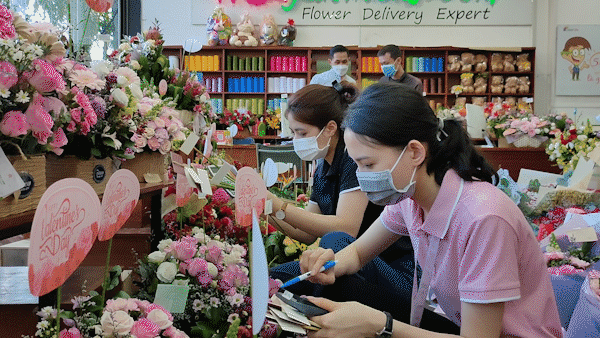 Hoa nhập ngoại được yêu thích mùa Valentine, tiệm hoa tất bật giao hàng cho khách
