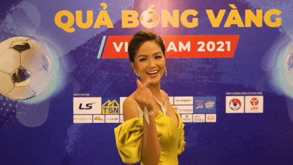 CLIP: Hoa hậu Hoàn vũ Việt Nam H'Hen Niê rạng rỡ tham dự Gala trao giải Quả bóng vàng Việt Nam 2021