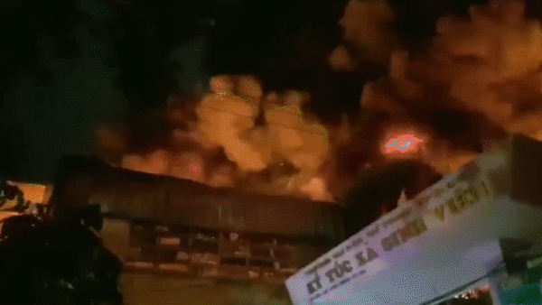 Nhà xưởng cạnh ký túc xá đại học cháy lớn, hàng trăm sinh viên tháo chạy