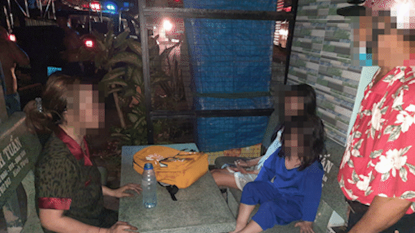 Cứu người phụ nữ cùng 2 cháu bé thoát khỏi vụ cháy ở huyện Hóc Môn