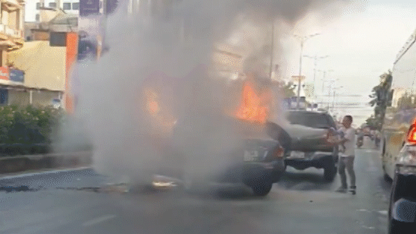 Quảng Trị: Sau va chạm, ô tô con bị cháy rụi hoàn toàn