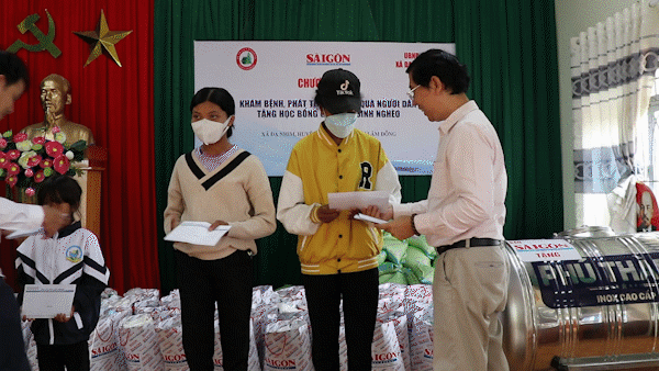 Báo SGGP phối hợp BV đa khoa Lâm Đồng trao quà, khám bệnh miễn phí cho người dân khó khăn