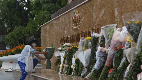 Người dân Hà Nội đến đặt hoa tưởng niệm 3 chiến sĩ PCCC hy sinh tại tượng đài Công an nhân dân